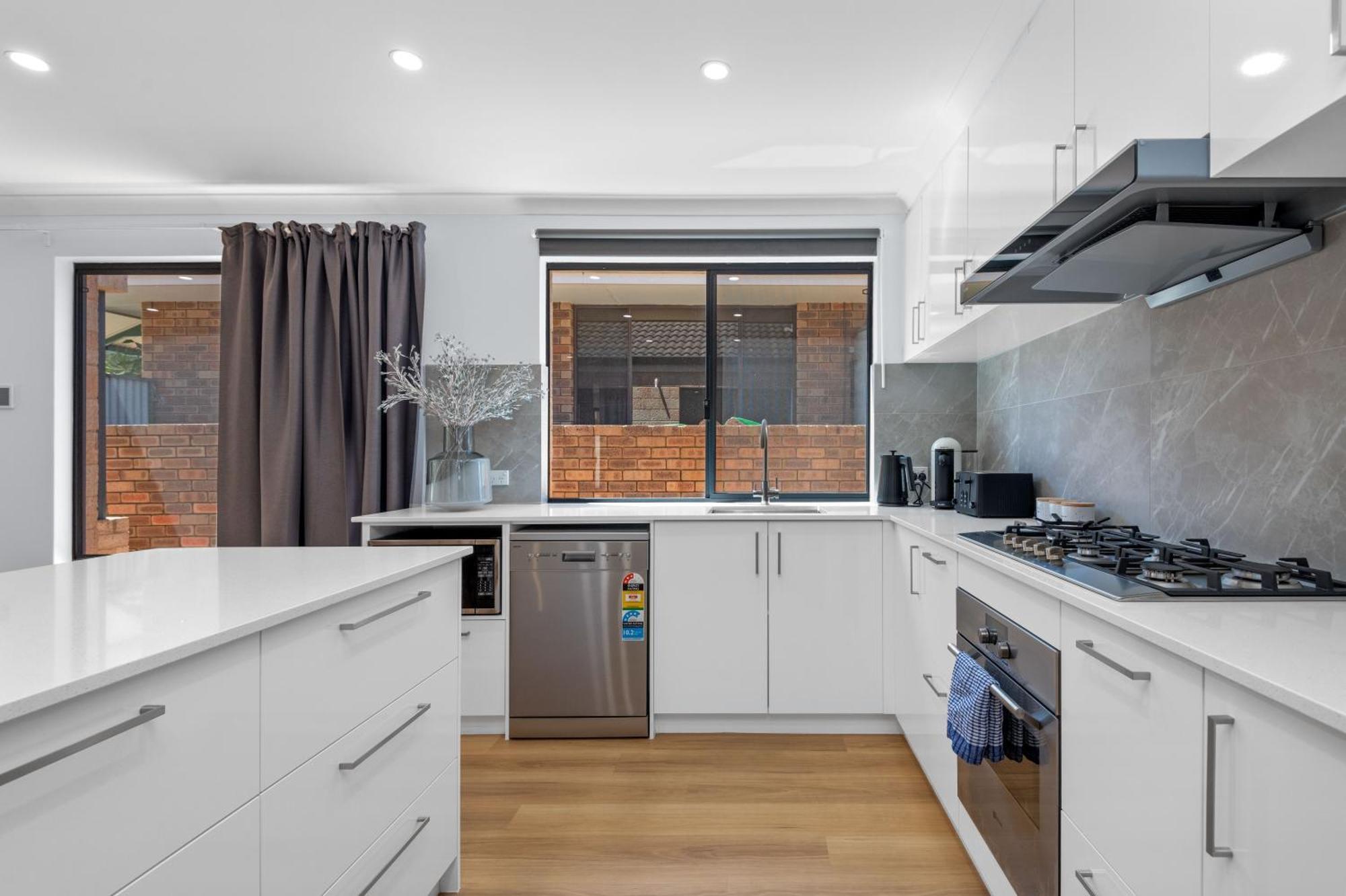 18 Bateman Retreat 4bdr 25bth *