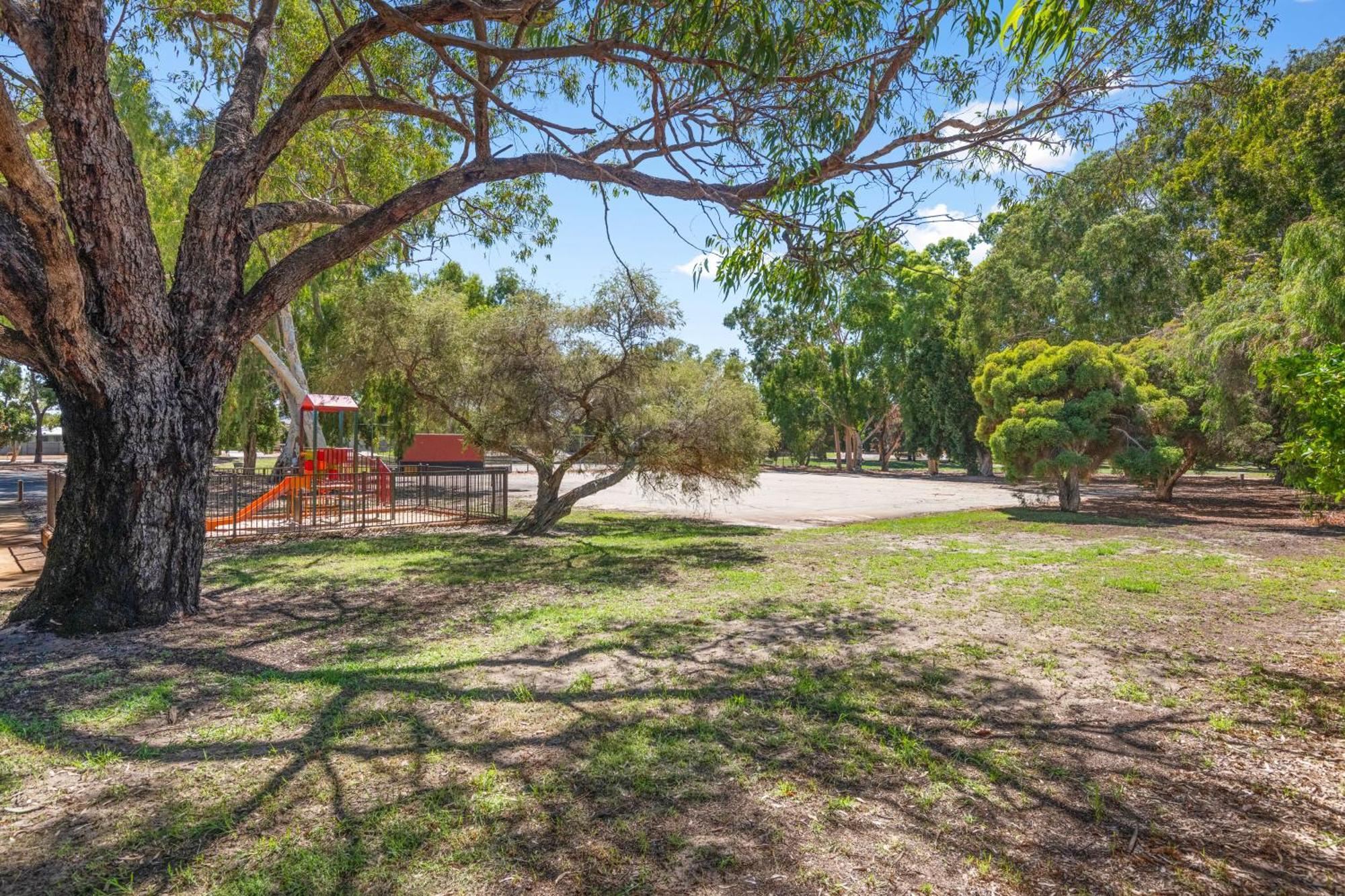 18 Bateman Retreat 4bdr 25bth * Perth